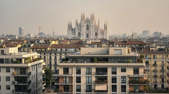 Panorama di Milano con edifici residenziali moderni e Duomo in lontananza, mercato immobiliare 2026